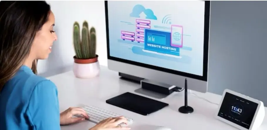 Kobieta pracująca przy komputerze z wyświetloną grafiką przedstawiającą chmurę obliczeniową, serwery i hosting stron internetowych. Ilustracja symbolizuje koncepcję cloud computing i nowoczesnych technologii przechowywania danych w chmurze.